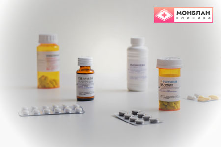 Препараты лежат на столе